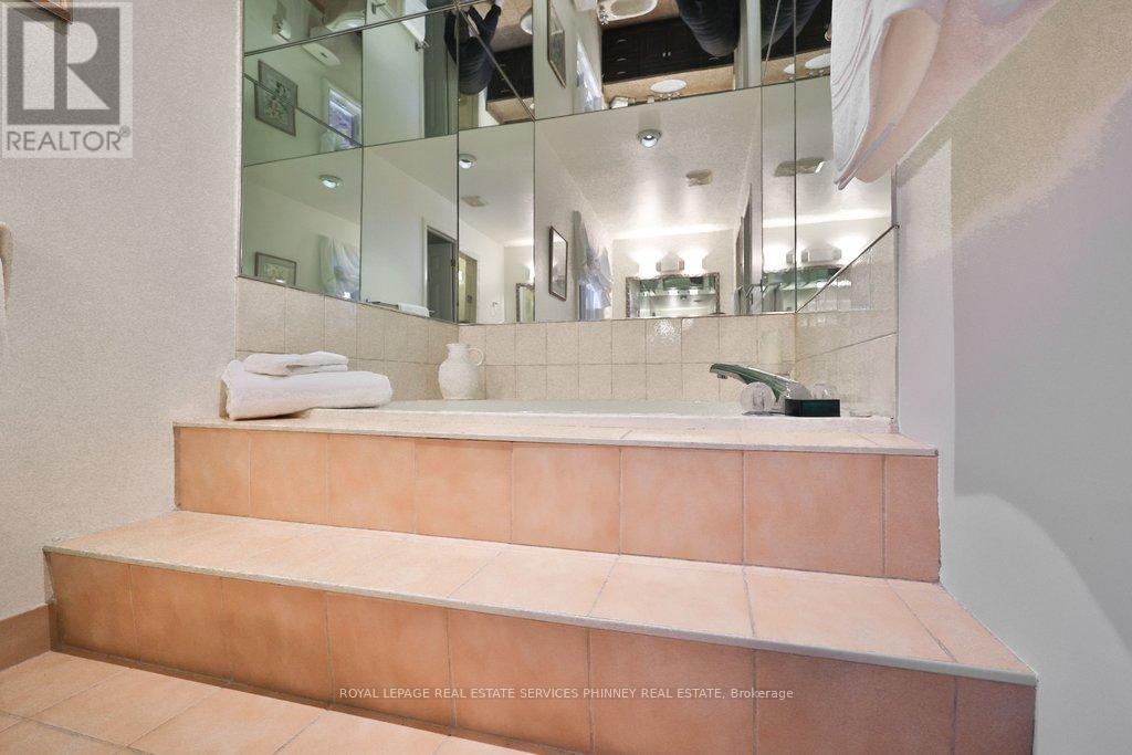 1048 Veroli Court, Mississauga, Ontario  L5H 4B9 - Photo 26 - W12820432