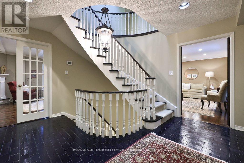 1048 Veroli Court, Mississauga, Ontario  L5H 4B9 - Photo 4 - W12820432