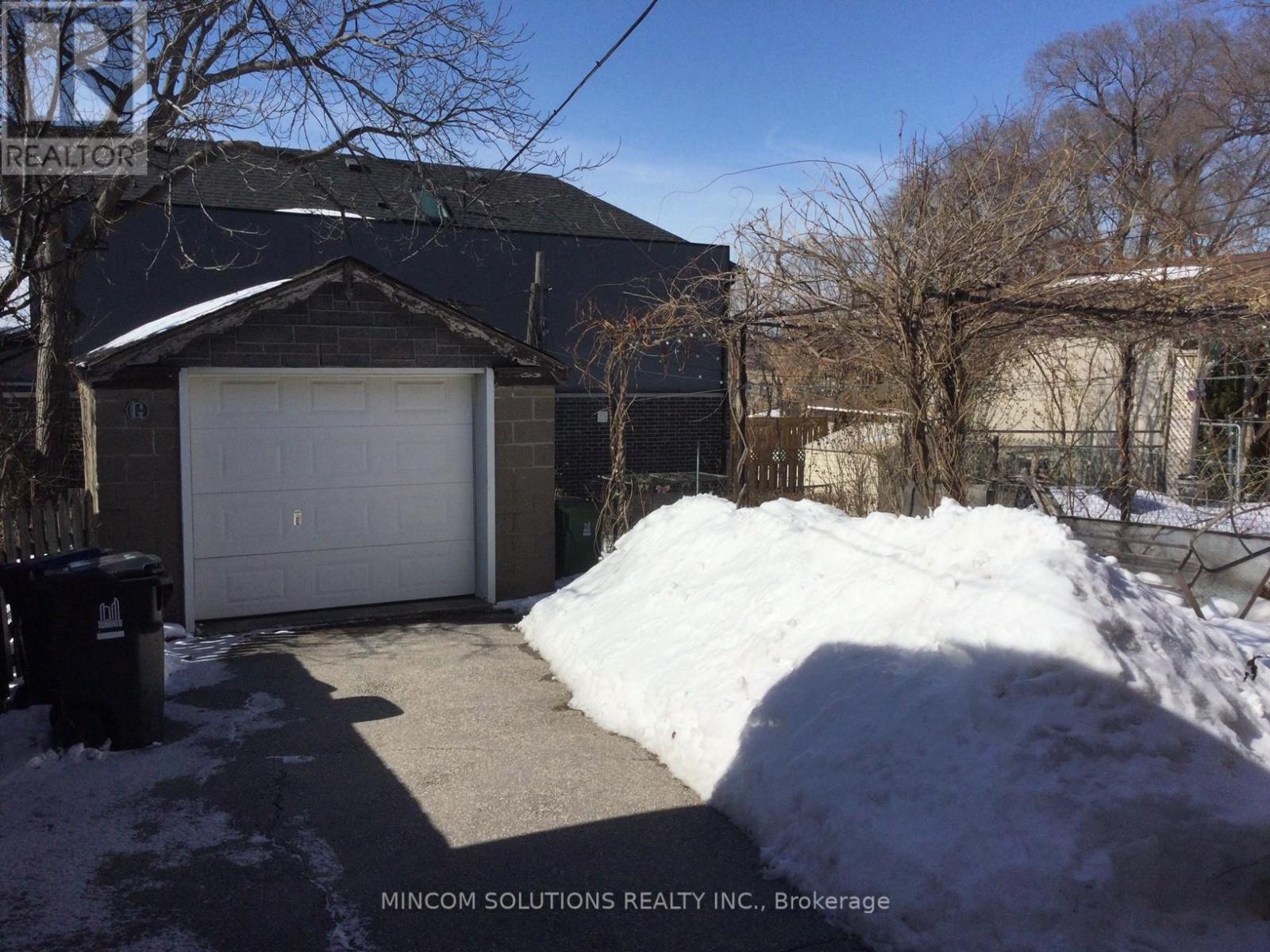 388 Kane Avenue, Toronto, Ontario  M6M 3P4 - Photo 3 - W12820500