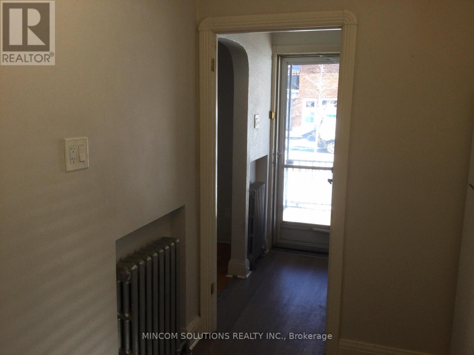 388 Kane Avenue, Toronto, Ontario  M6M 3P4 - Photo 5 - W12820500