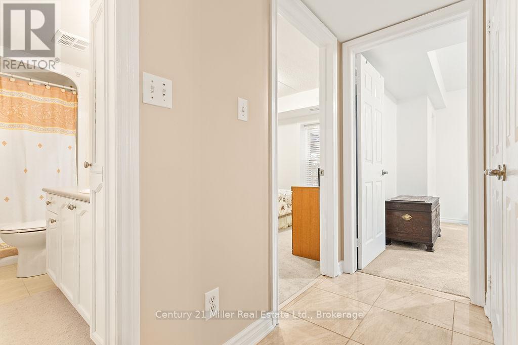 111 - 1450 Bishops Gate, Oakville, Ontario  L6M 4N1 - Photo 4 - W12820612