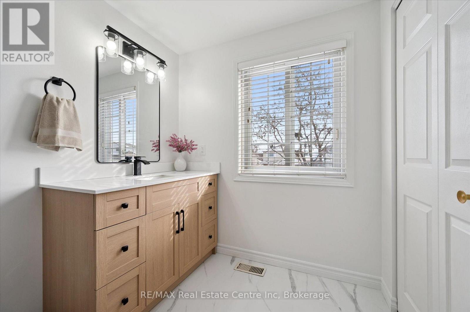 42 Tara Crescent, Kitchener, Ontario  N2E 3K9 - Photo 10 - X12820680