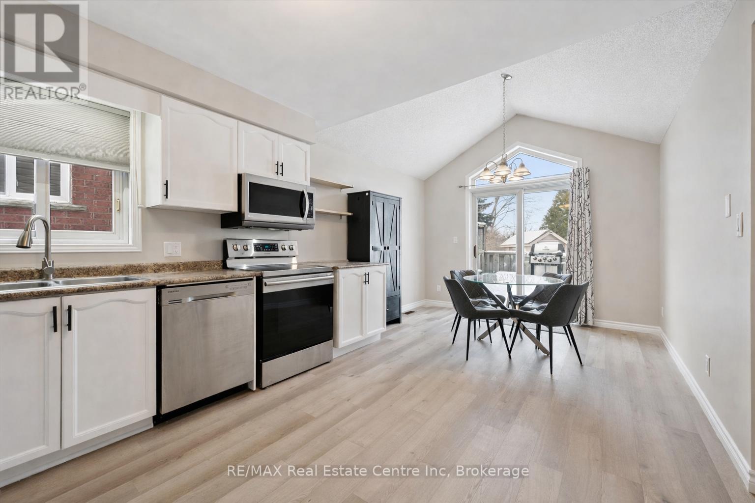 42 Tara Crescent, Kitchener, Ontario  N2E 3K9 - Photo 4 - X12820680