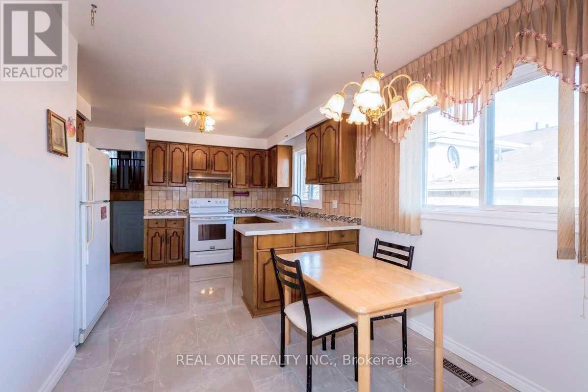 Upper - 101 Shawnee Circle, Toronto (Pleasant View), Ontario  M2H 2X9 - Photo 7 - C12820722