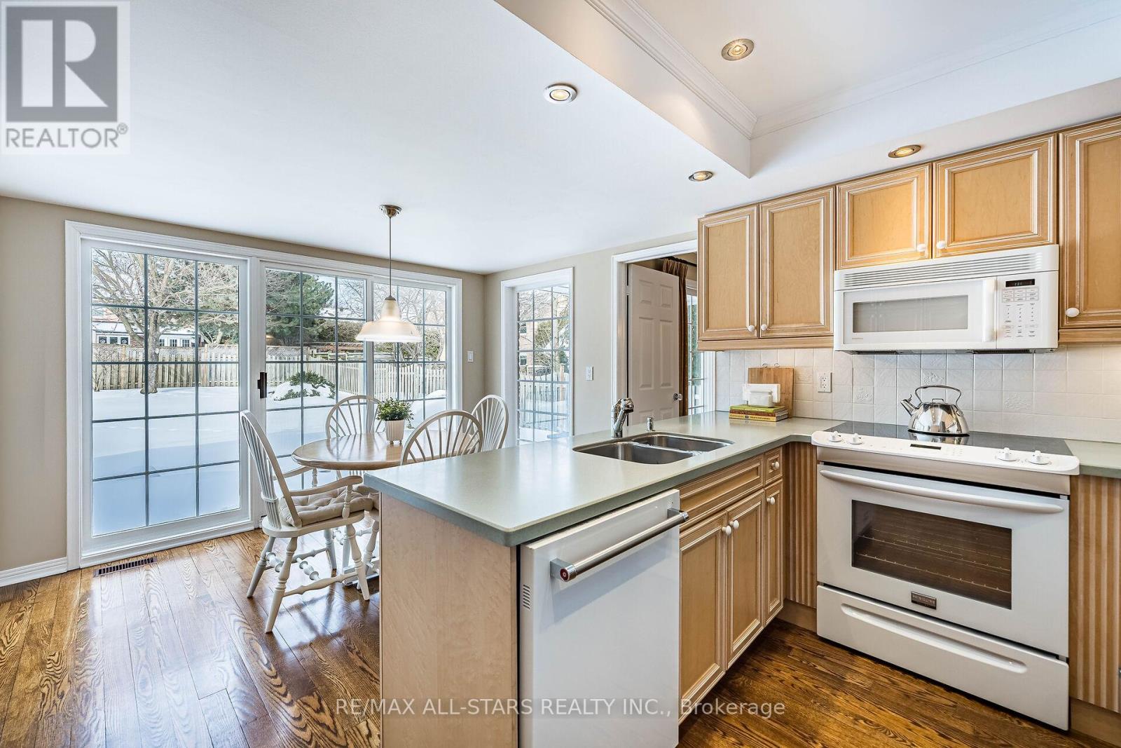 24 Ferndell Circle, Markham, Ontario  L3R 3Y8 - Photo 17 - N12820528