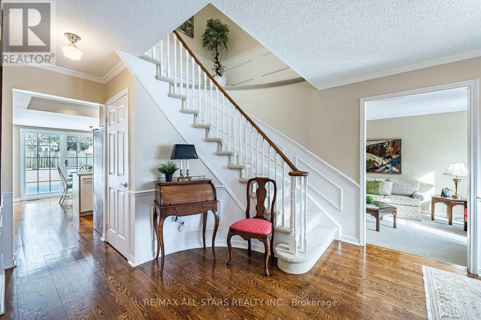 24 Ferndell Circle, Markham, Ontario  L3R 3Y8 - Photo 5 - N12820528