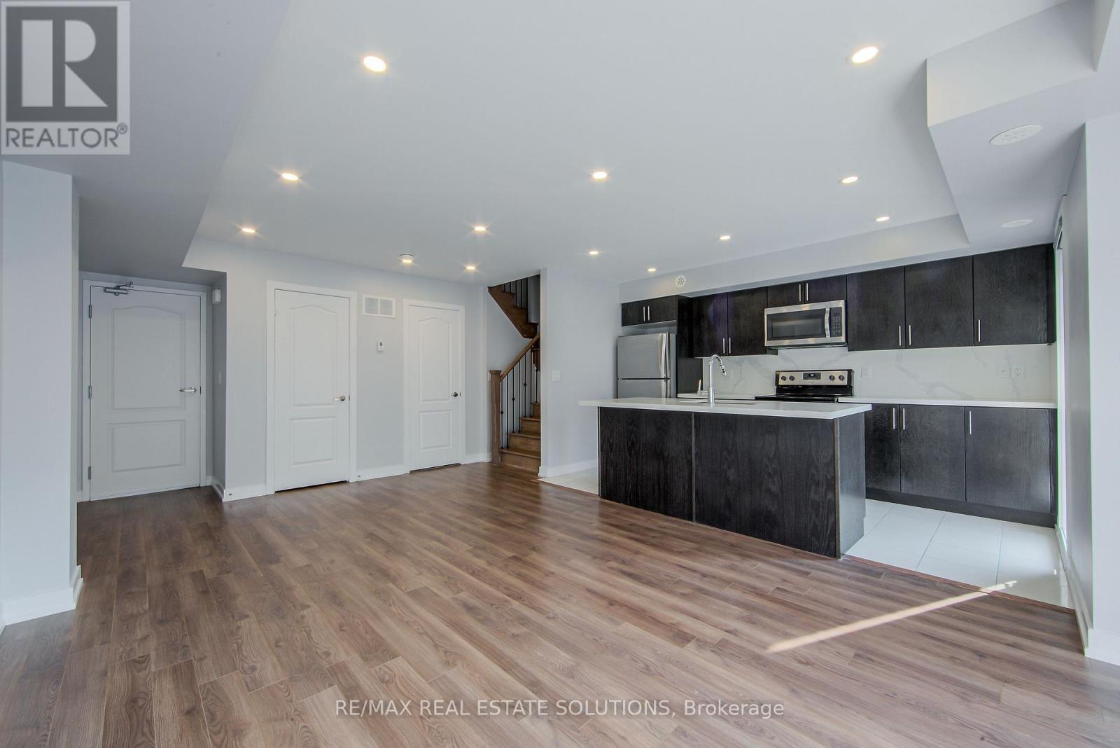 512 - 30 Dunsheath Way, Markham, Ontario  L6B 1N3 - Photo 5 - N12820592