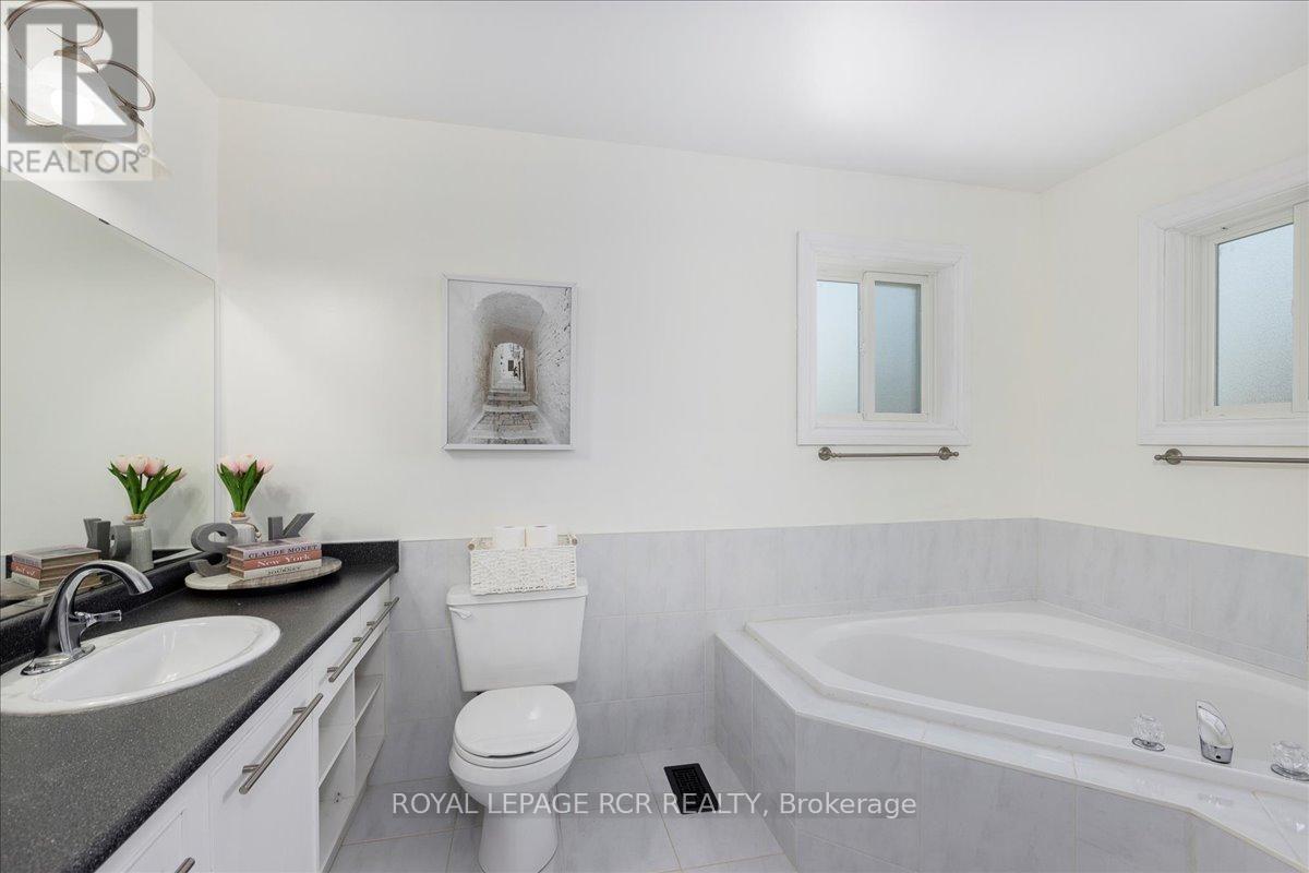 56 Noble Drive, Bradford West Gwillimbury, Ontario  L3Z 3A8 - Photo 19 - N12820706