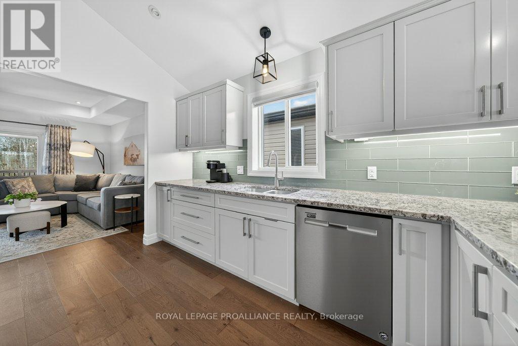 21 Brookfield Crescent, Quinte West, Ontario  K8V 0H9 - Photo 12 - X12815906