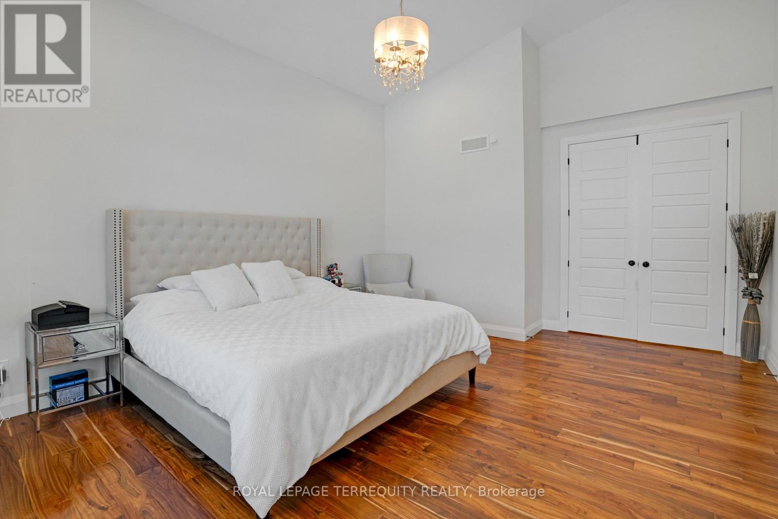 716 North Shore Boulevard E, Burlington, Ontario  L7T 1X6 - Photo 15 - W12820564