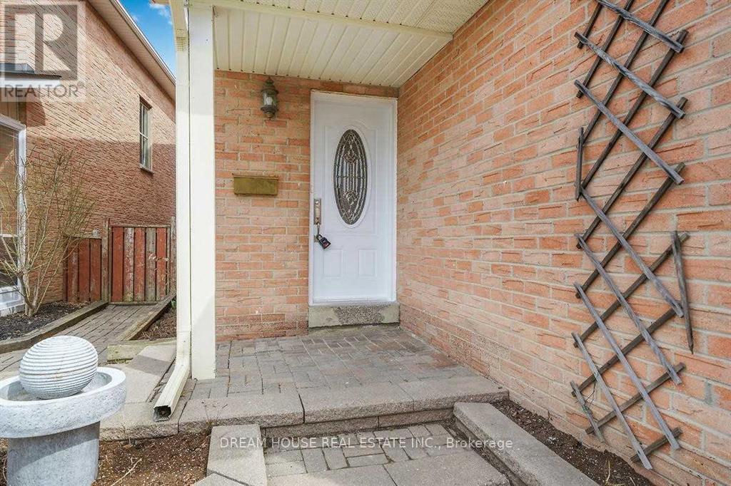47 Rushmore Crescent, Brampton, Ontario  L6Z 1R1 - Photo 3 - W12820640