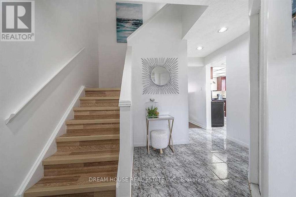 47 Rushmore Crescent, Brampton, Ontario  L6Z 1R1 - Photo 5 - W12820640