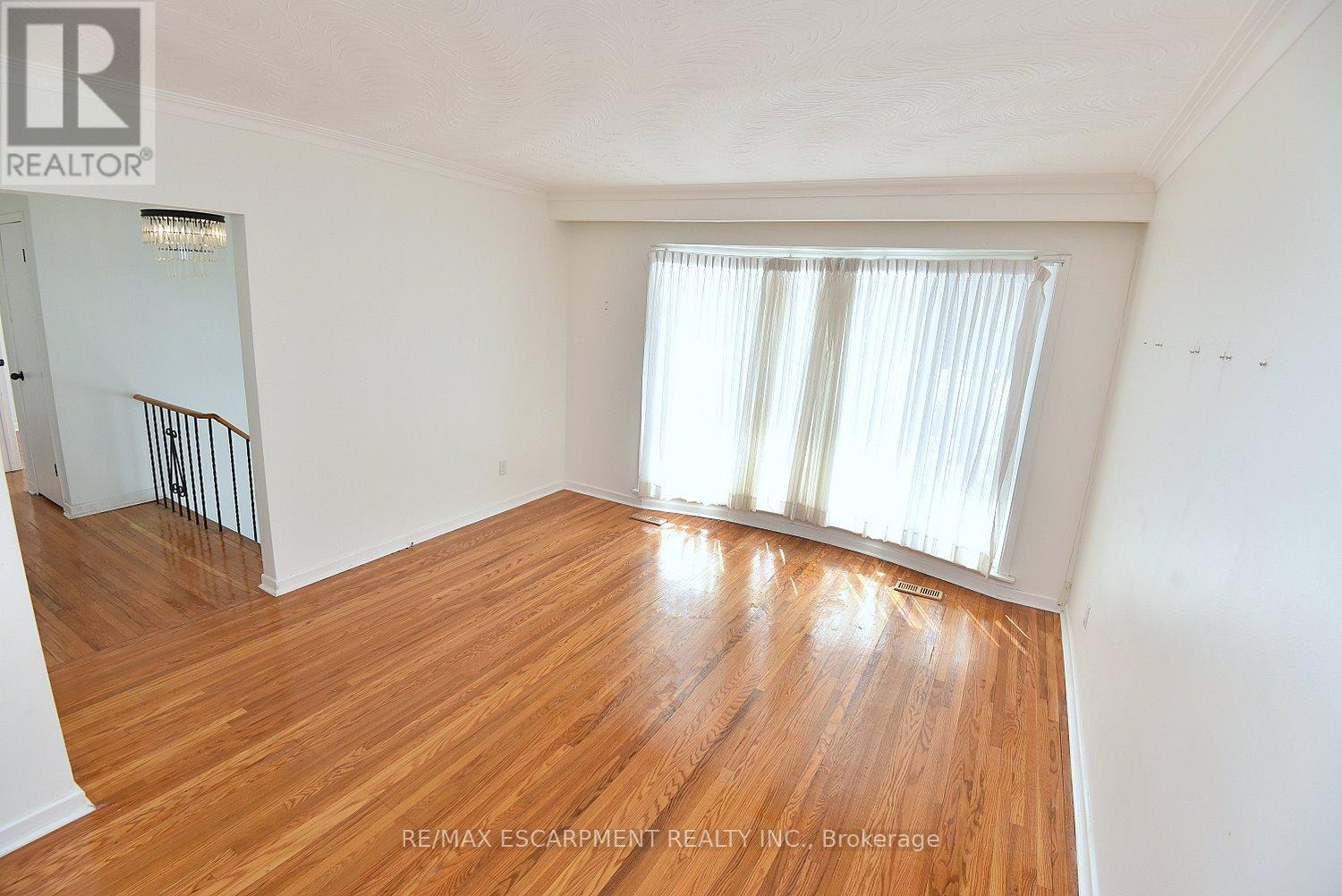 409 Tennyson Drive, Oakville, Ontario  L6L 3Z2 - Photo 5 - W12820708