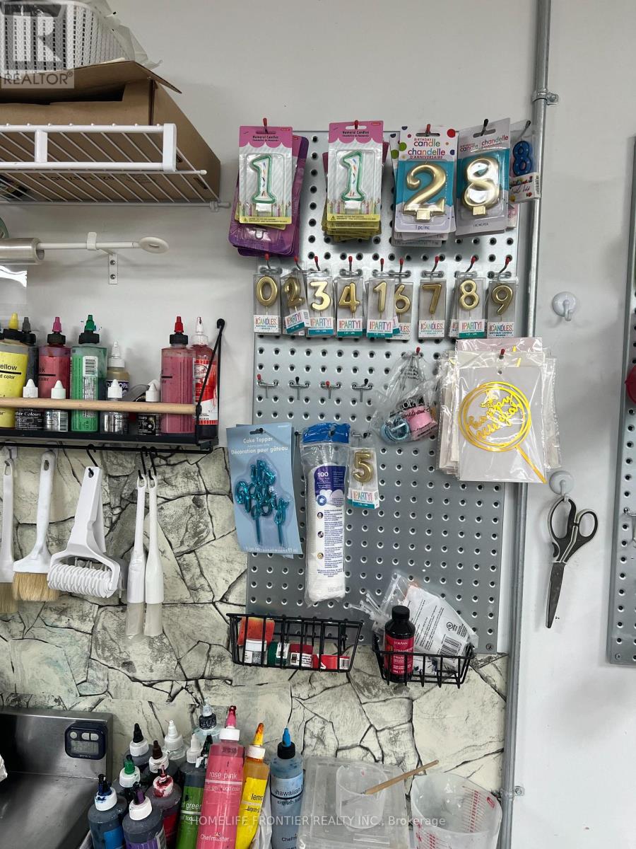 16 Wilstead Drive, Newmarket, Ontario  L3Y 4T9 - Photo 3 - N12820550