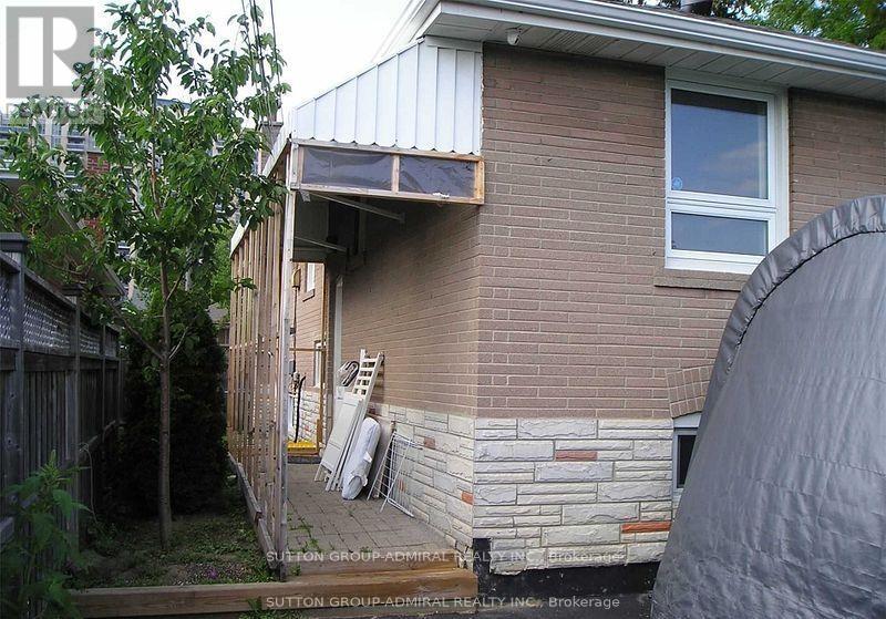 Lower - 25 Arbutus Crescent, Toronto, Ontario  M1P 1W8 - Photo 2 - E12810036