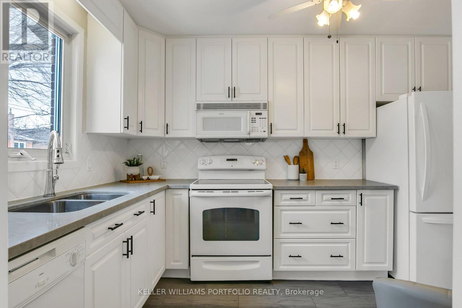 4 Vickson Court, Toronto, Ontario  M9B 1K6 - Photo 10 - W12820754