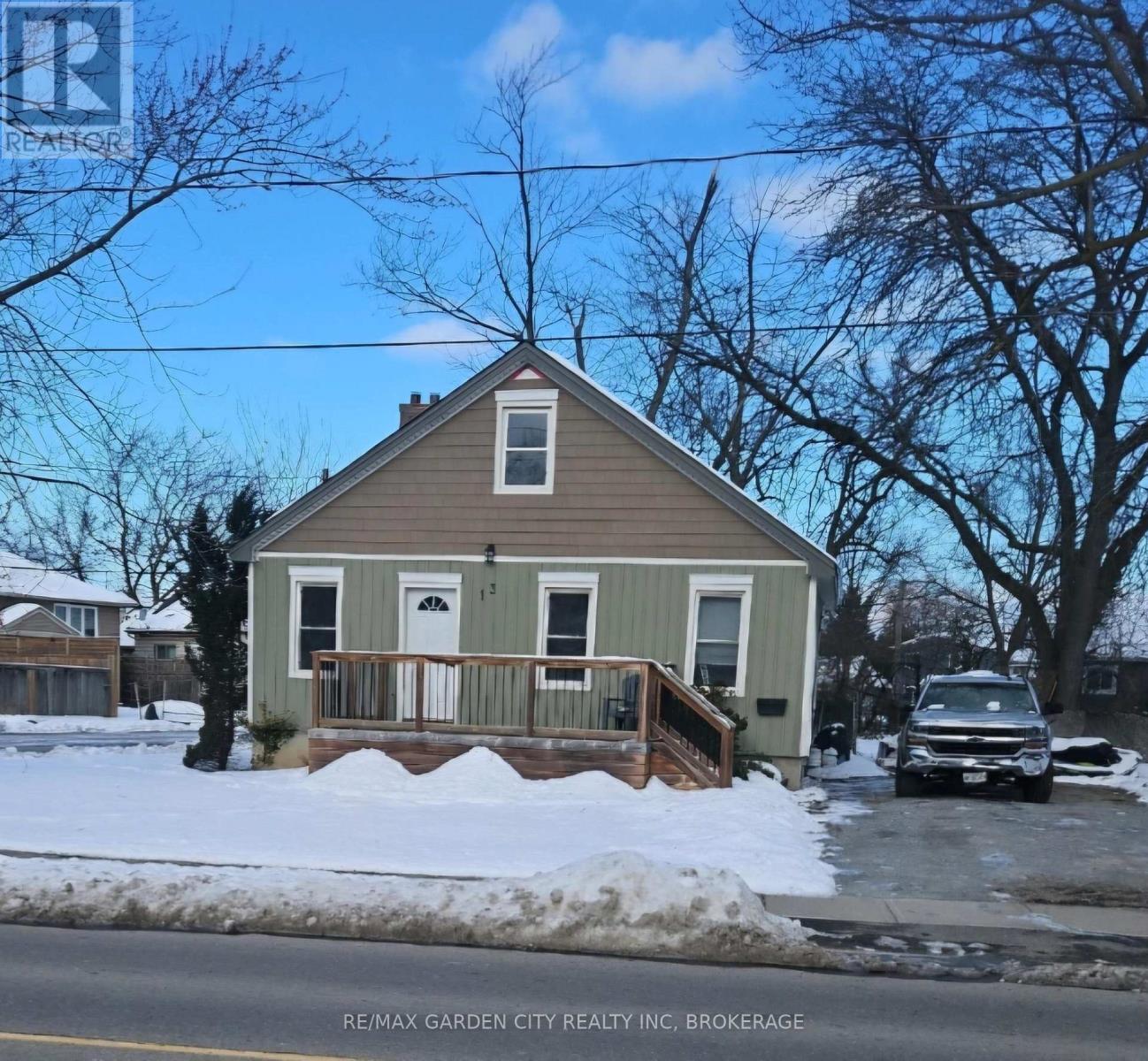 13 Rockwood Avenue, St. Catharines, Ontario  L2P 1E4 - Photo 1 - X12820832