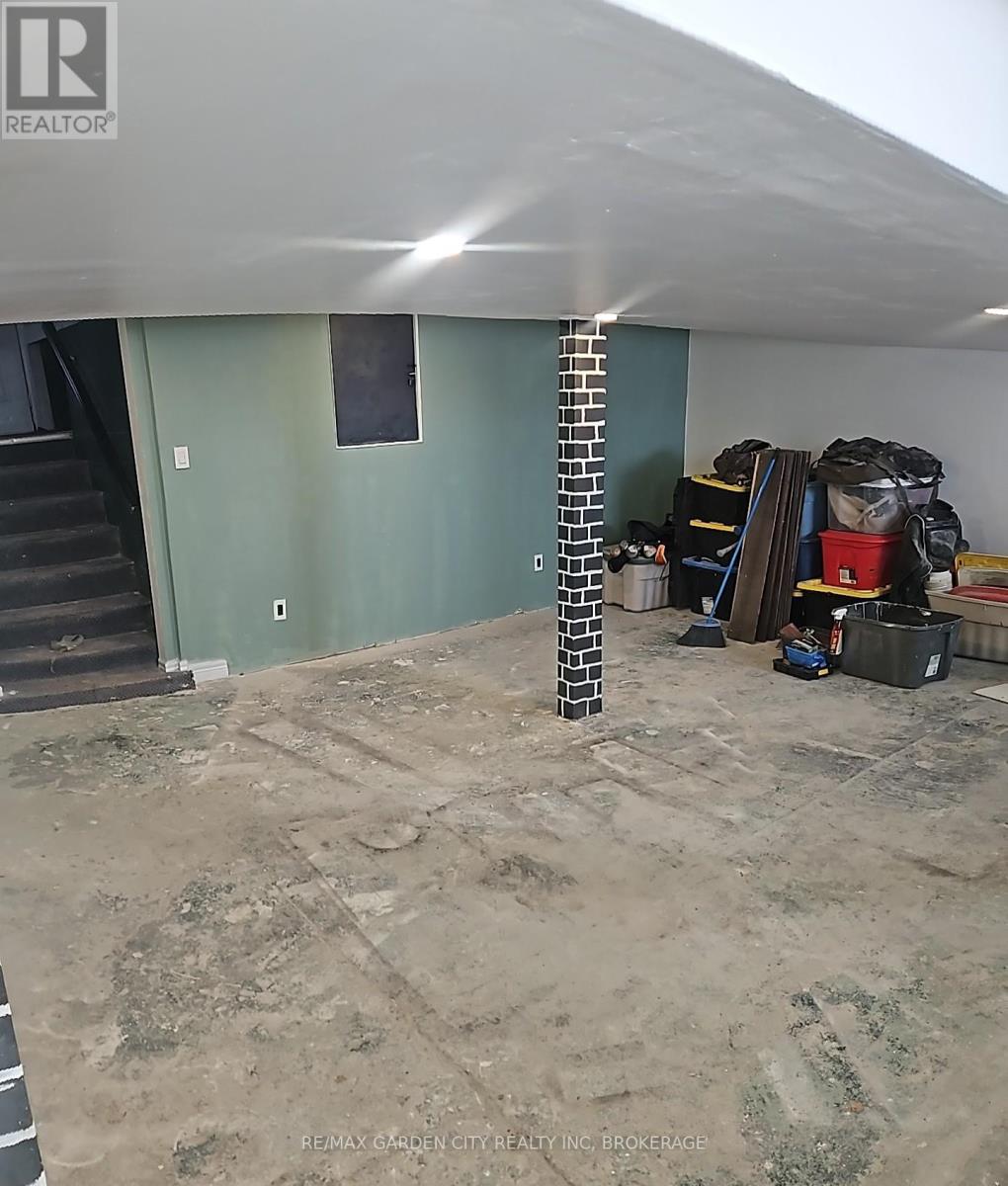 13 Rockwood Avenue, St. Catharines, Ontario  L2P 1E4 - Photo 12 - X12820832