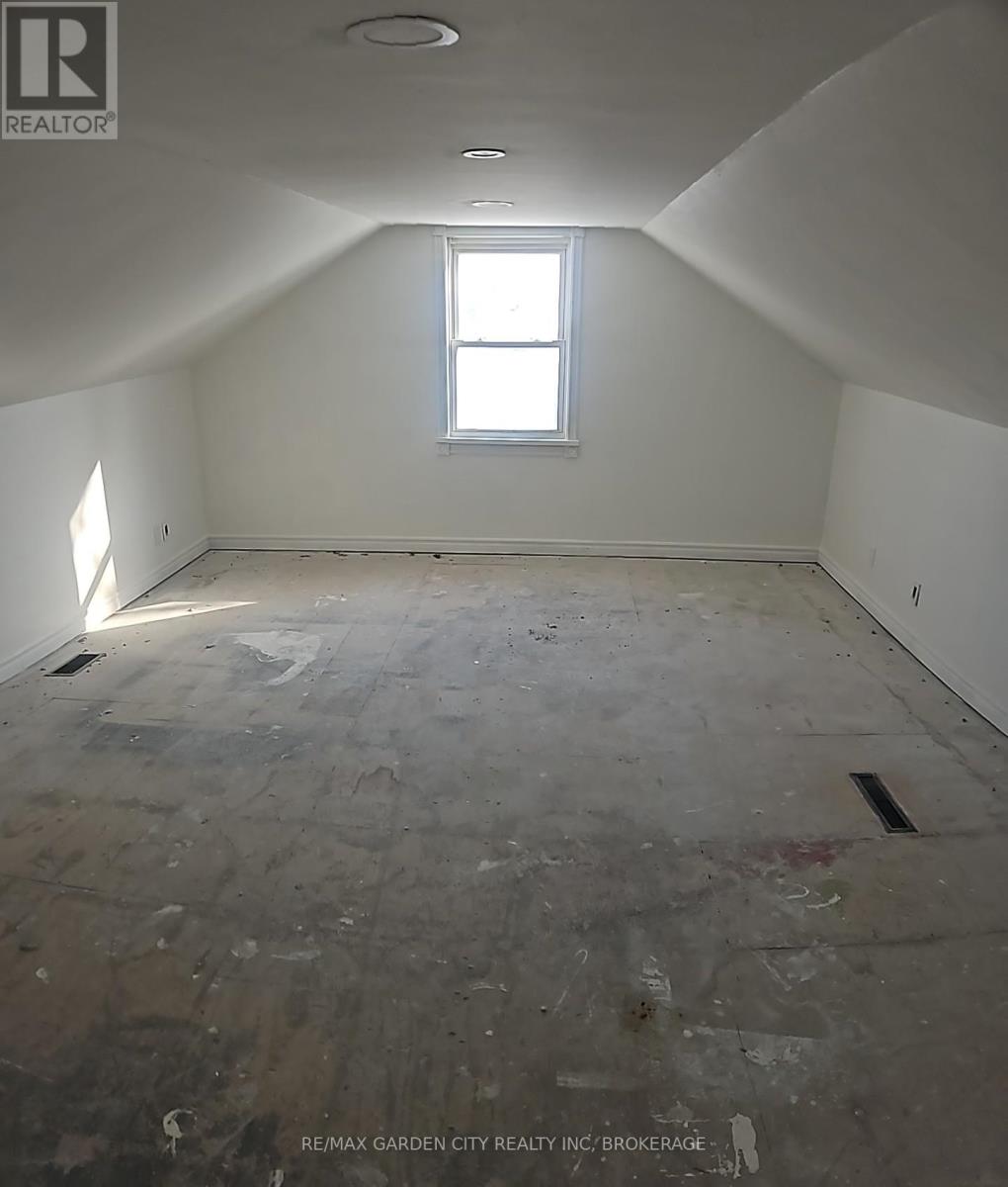 13 Rockwood Avenue, St. Catharines, Ontario  L2P 1E4 - Photo 8 - X12820832