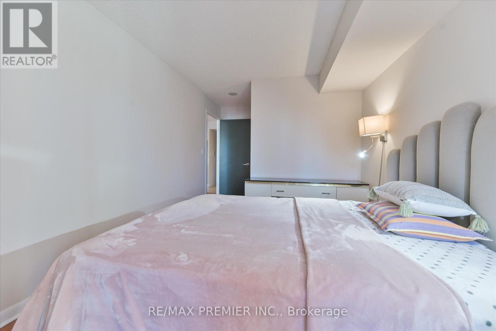 2605 - 210 Victoria Street, Toronto, Ontario  M5B 2R3 - Photo 8 - C12586708