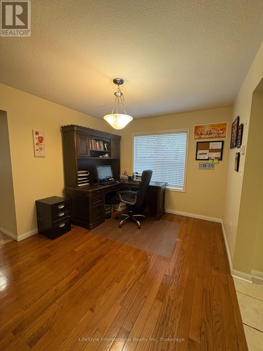 89 Garth Massey Drive, Cambridge, Ontario  N1T 2G7 - Photo 3 - X12821060