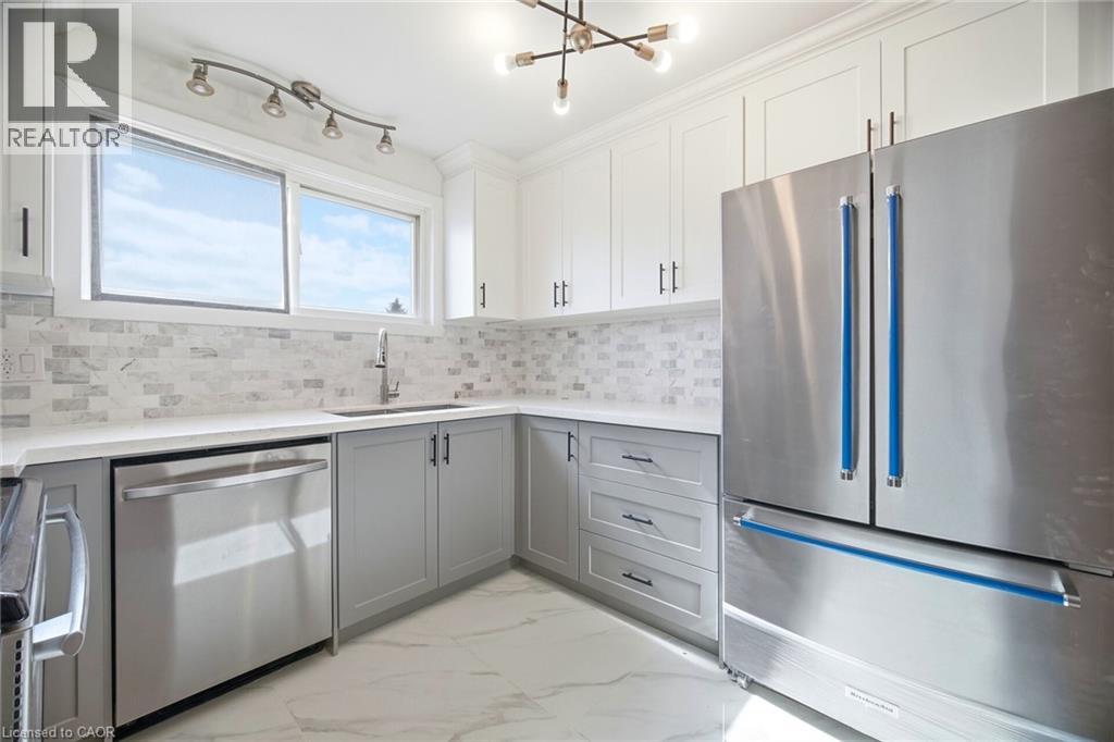 8 CLAUDETTE Gate, Hamilton, Ontario