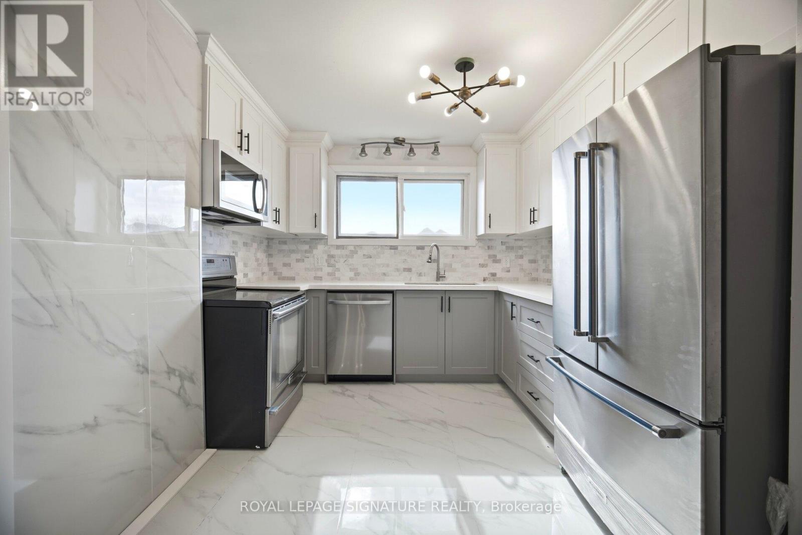 8 Claudette Gate, Hamilton, Ontario  L9B 1T5 - Photo 7 - X12820088