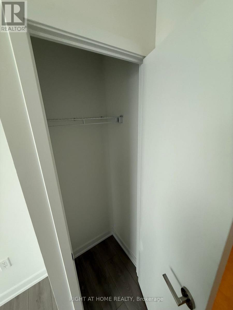 1811 - 1 Fairview Road E, Mississauga, Ontario  L5A 4C6 - Photo 12 - W12821026