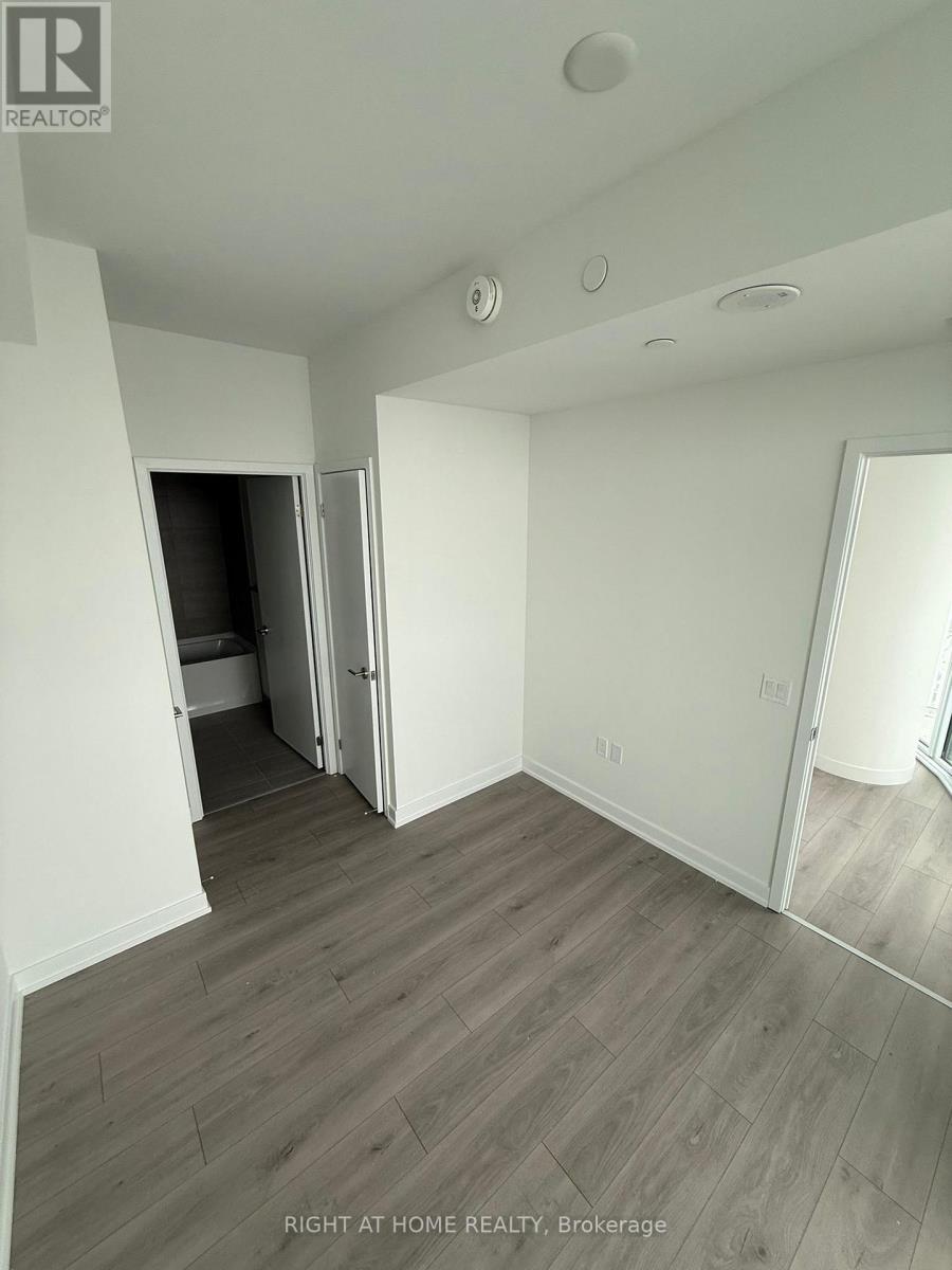 1811 - 1 Fairview Road E, Mississauga, Ontario  L5A 4C6 - Photo 17 - W12821026