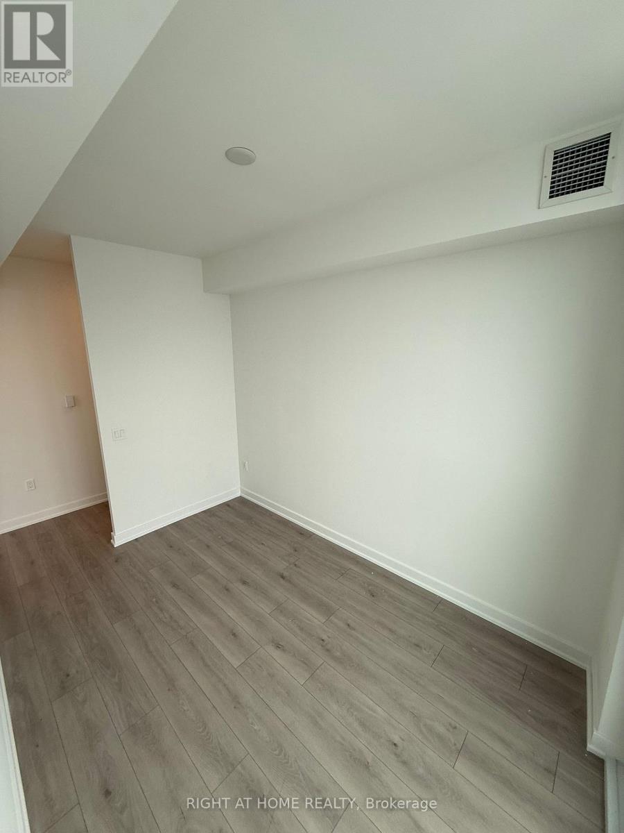 1811 - 1 Fairview Road E, Mississauga, Ontario  L5A 4C6 - Photo 7 - W12821026