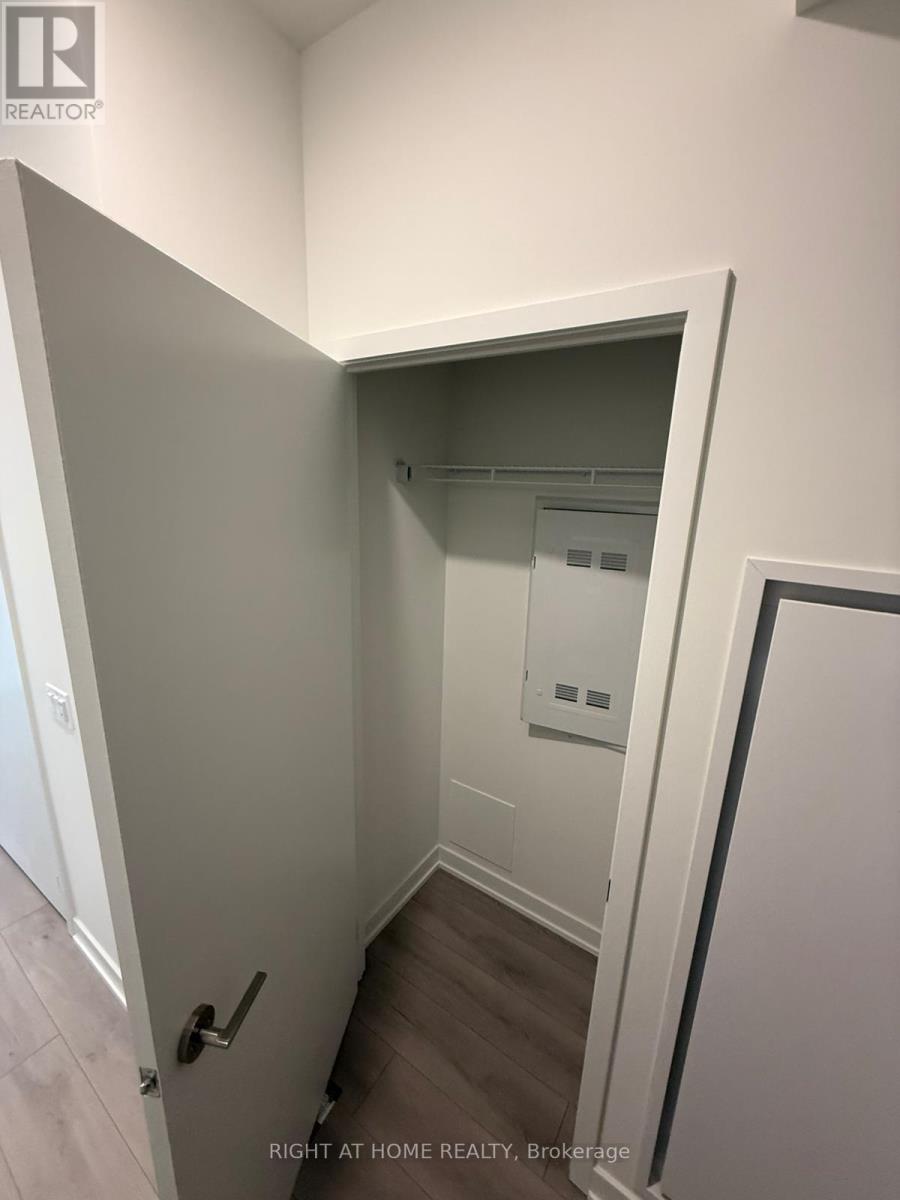 1811 - 1 Fairview Road E, Mississauga, Ontario  L5A 4C6 - Photo 9 - W12821026