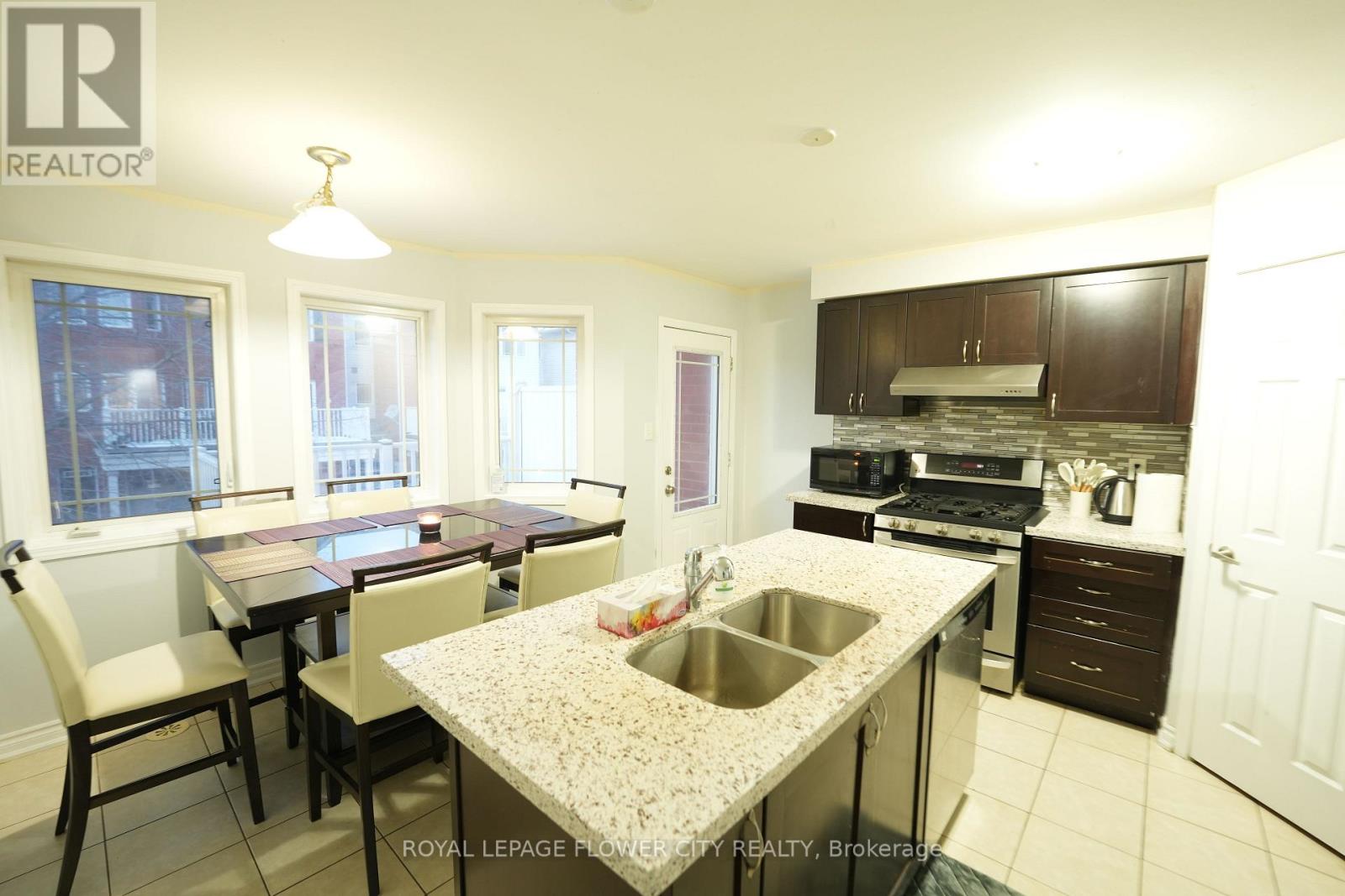 8 - 50 Hillcrest Avenue, Brampton, Ontario  L6W 0B1 - Photo 2 - W12821028