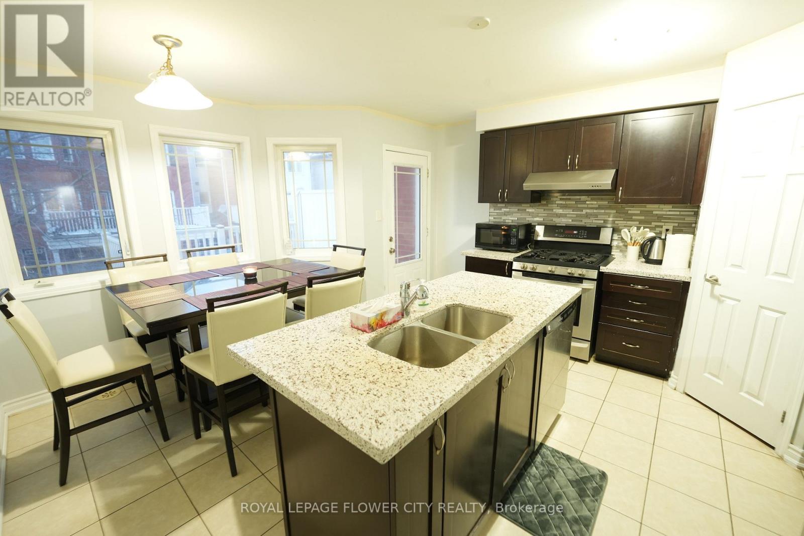 8 - 50 Hillcrest Avenue, Brampton, Ontario  L6W 0B1 - Photo 3 - W12821028