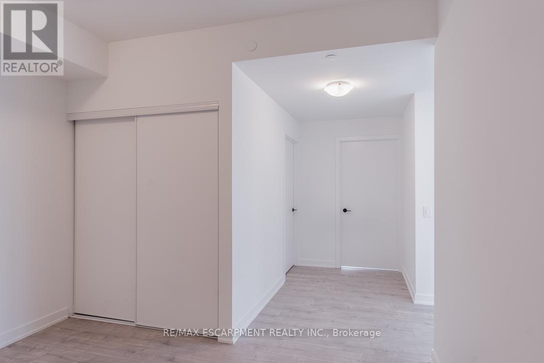 812 - 220 Missinnihe Way, Mississauga, Ontario  L5H 0A9 - Photo 8 - W12821072