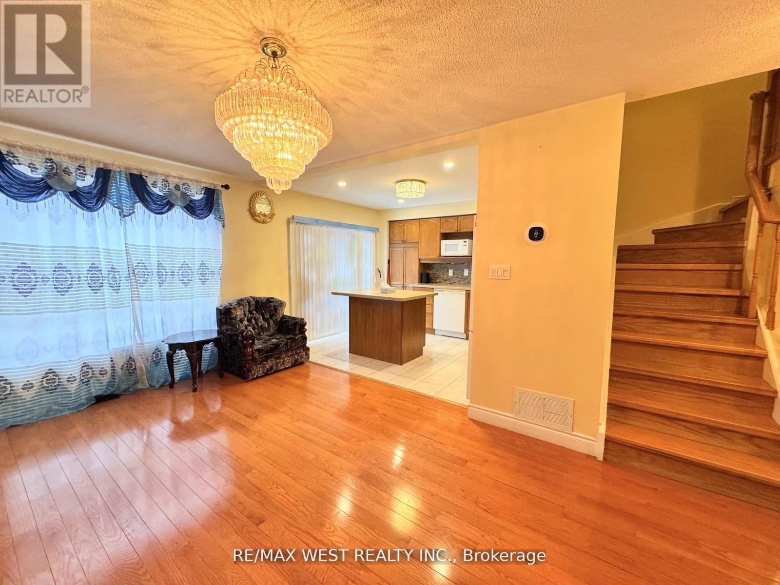 98 Four Seasons Circle, Brampton, Ontario  L7A 2A8 - Photo 10 - W12821108