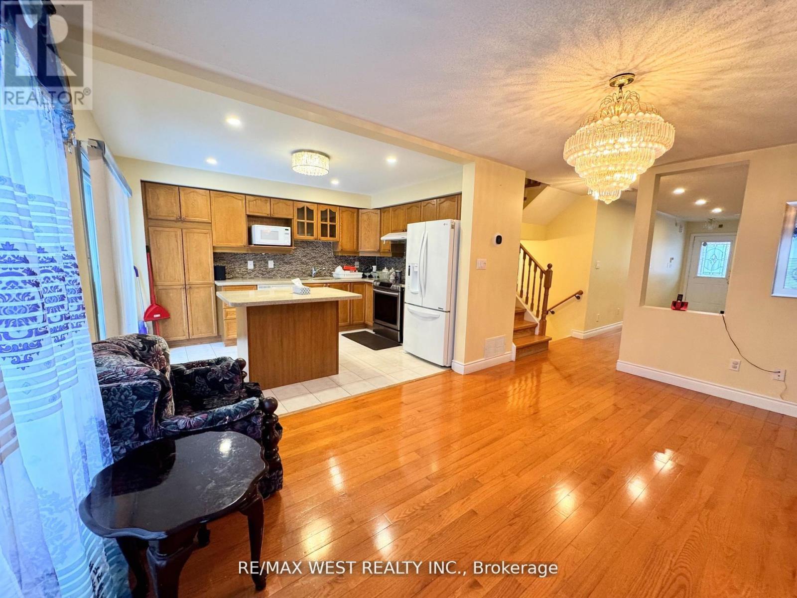 98 Four Seasons Circle, Brampton, Ontario  L7A 2A8 - Photo 11 - W12821108