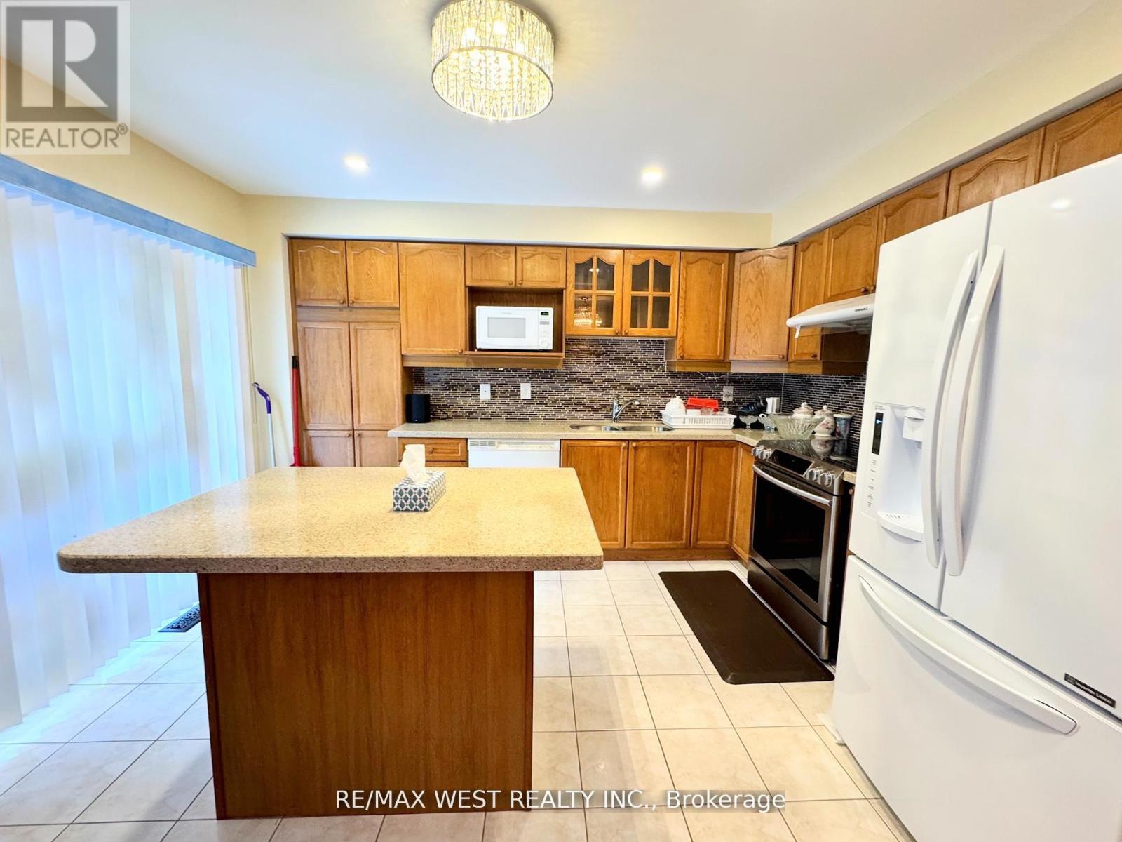 98 Four Seasons Circle, Brampton, Ontario  L7A 2A8 - Photo 14 - W12821108