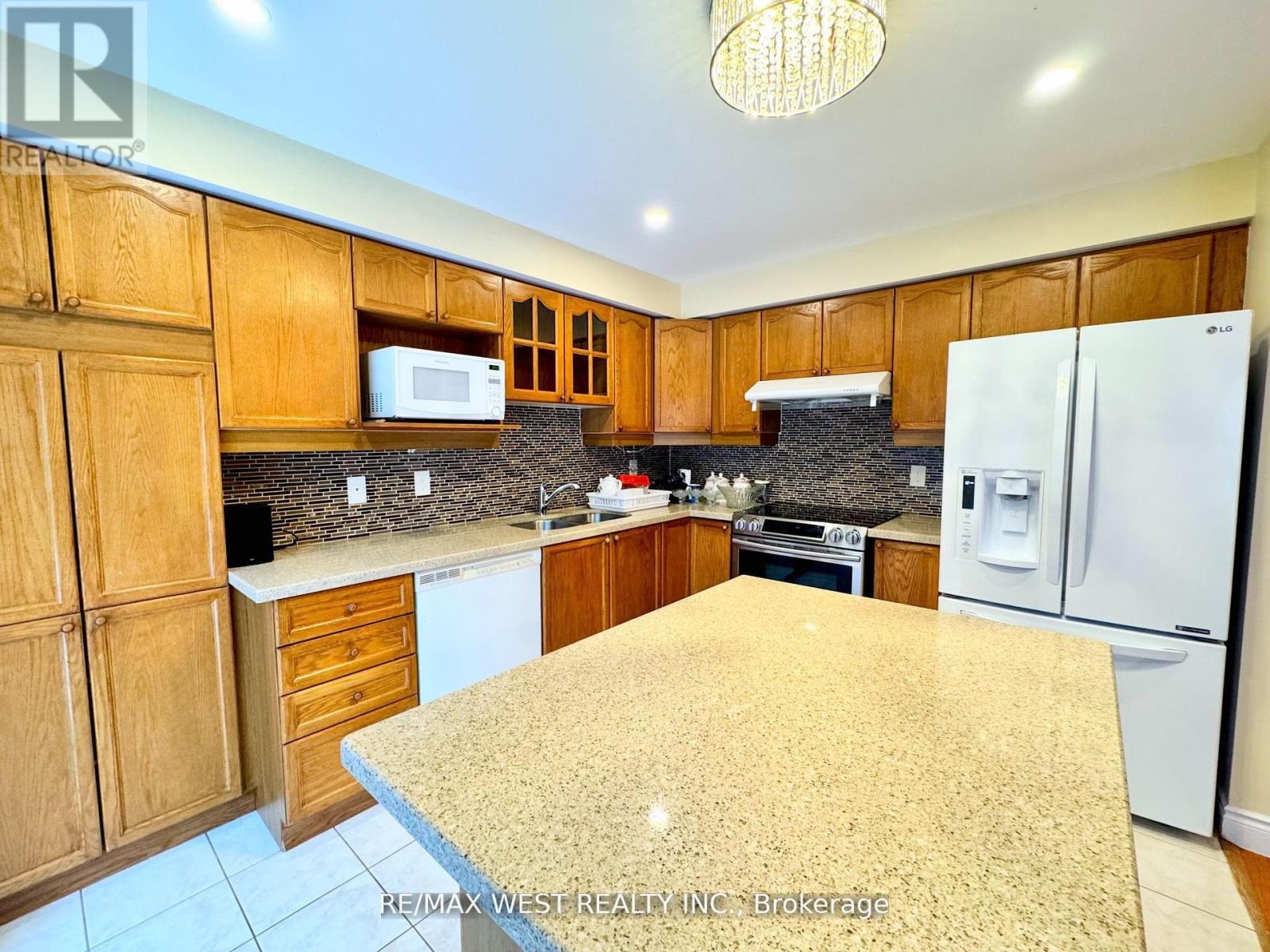 98 Four Seasons Circle, Brampton, Ontario  L7A 2A8 - Photo 15 - W12821108