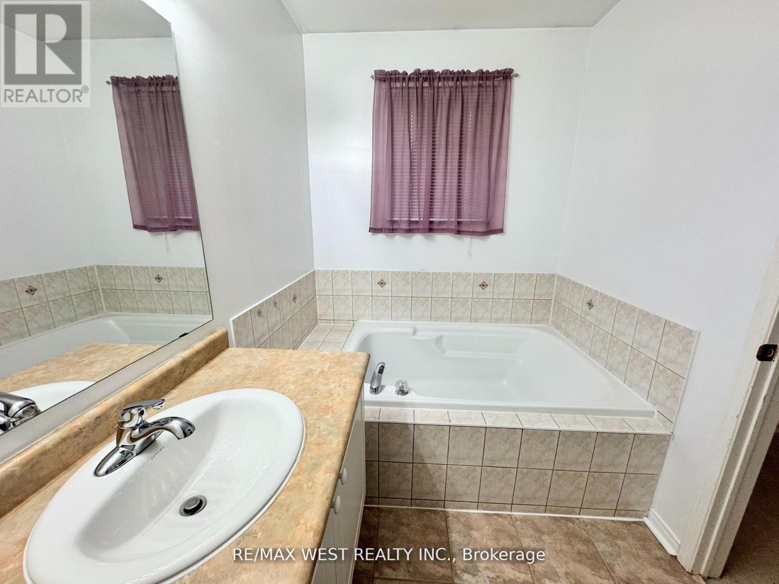 98 Four Seasons Circle, Brampton, Ontario  L7A 2A8 - Photo 23 - W12821108