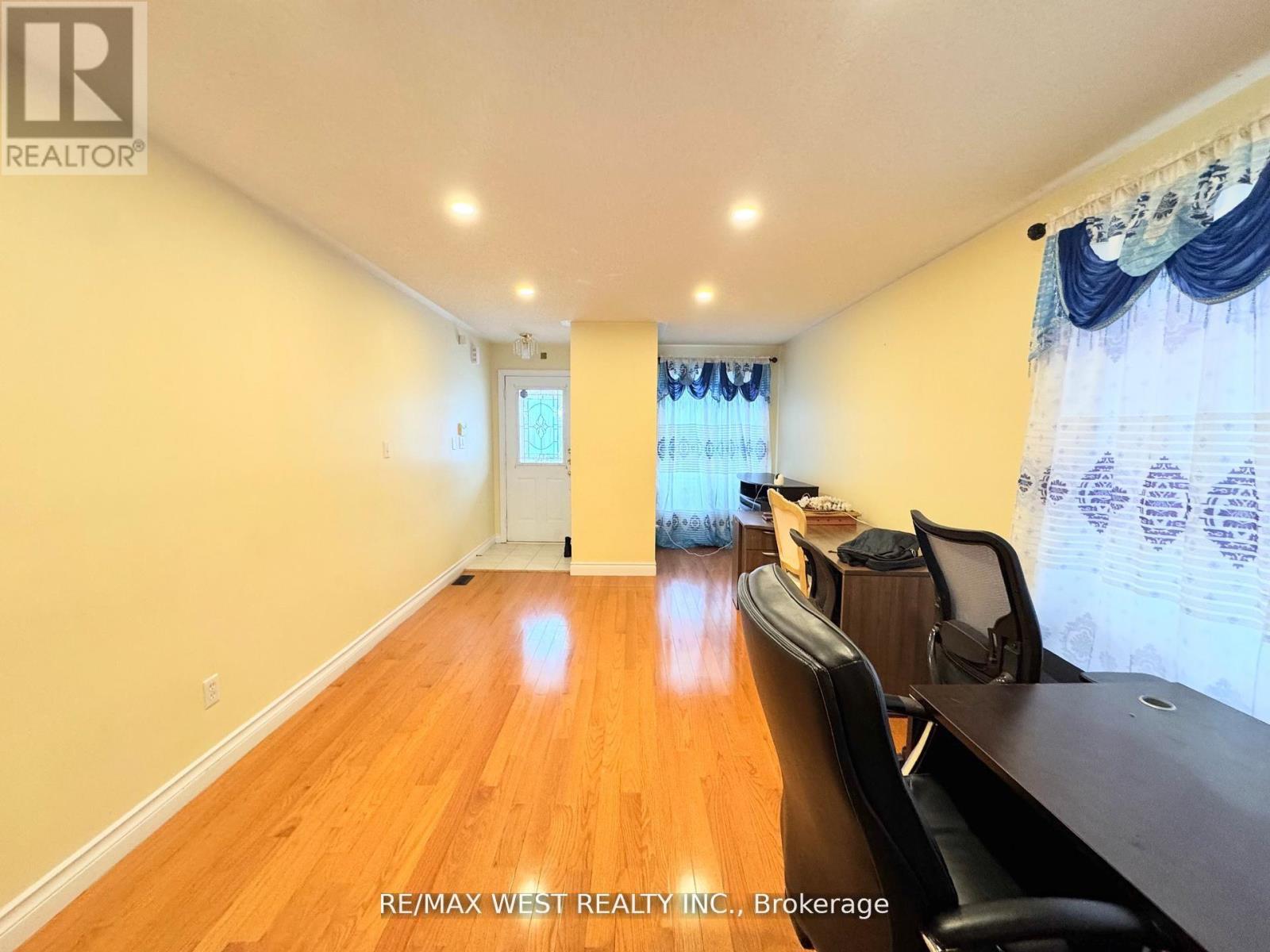 98 Four Seasons Circle, Brampton, Ontario  L7A 2A8 - Photo 6 - W12821108