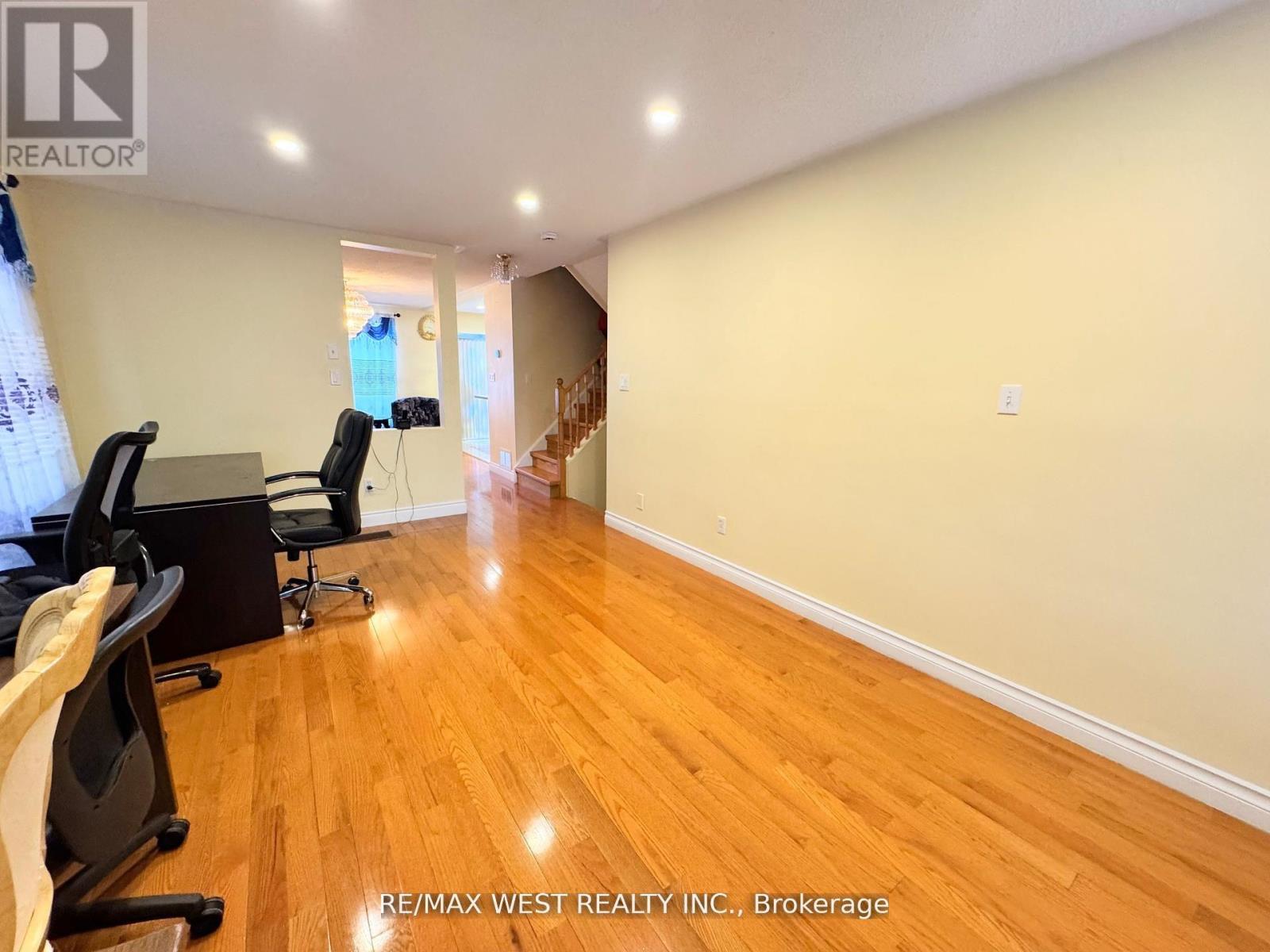 98 Four Seasons Circle, Brampton, Ontario  L7A 2A8 - Photo 7 - W12821108