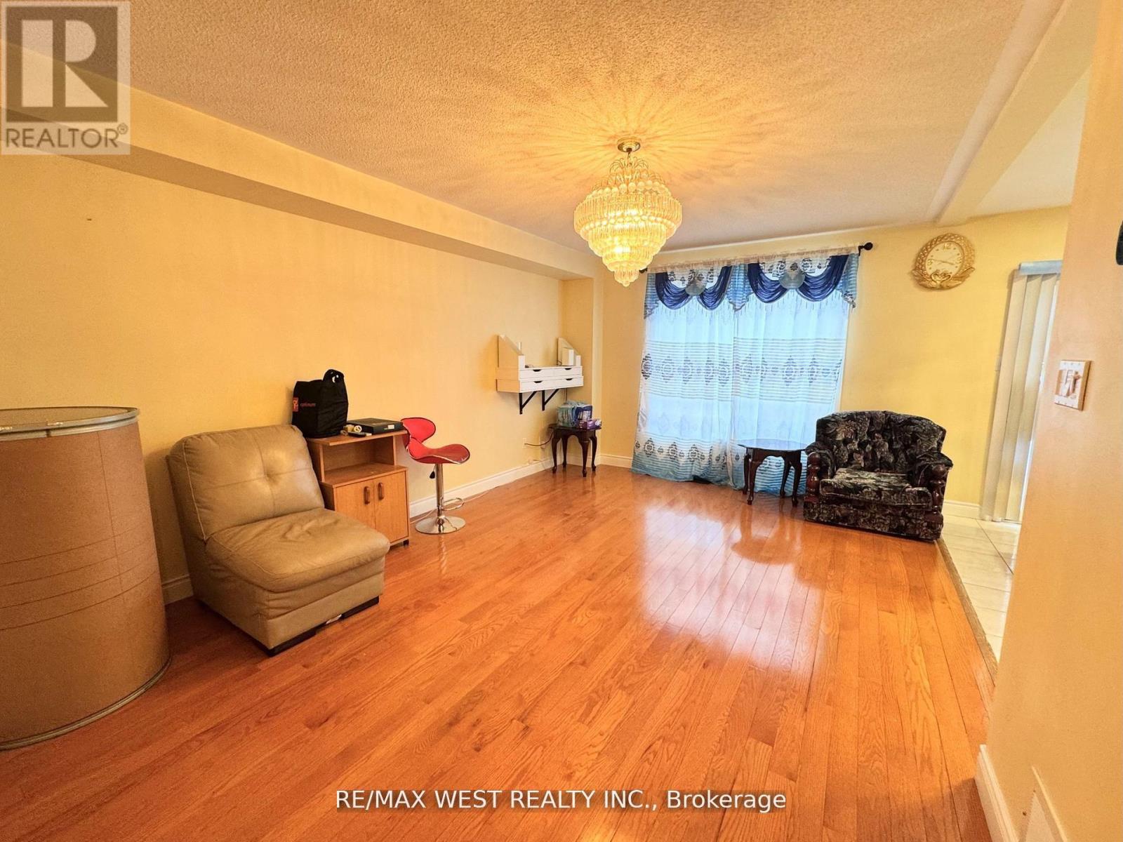 98 Four Seasons Circle, Brampton, Ontario  L7A 2A8 - Photo 8 - W12821108