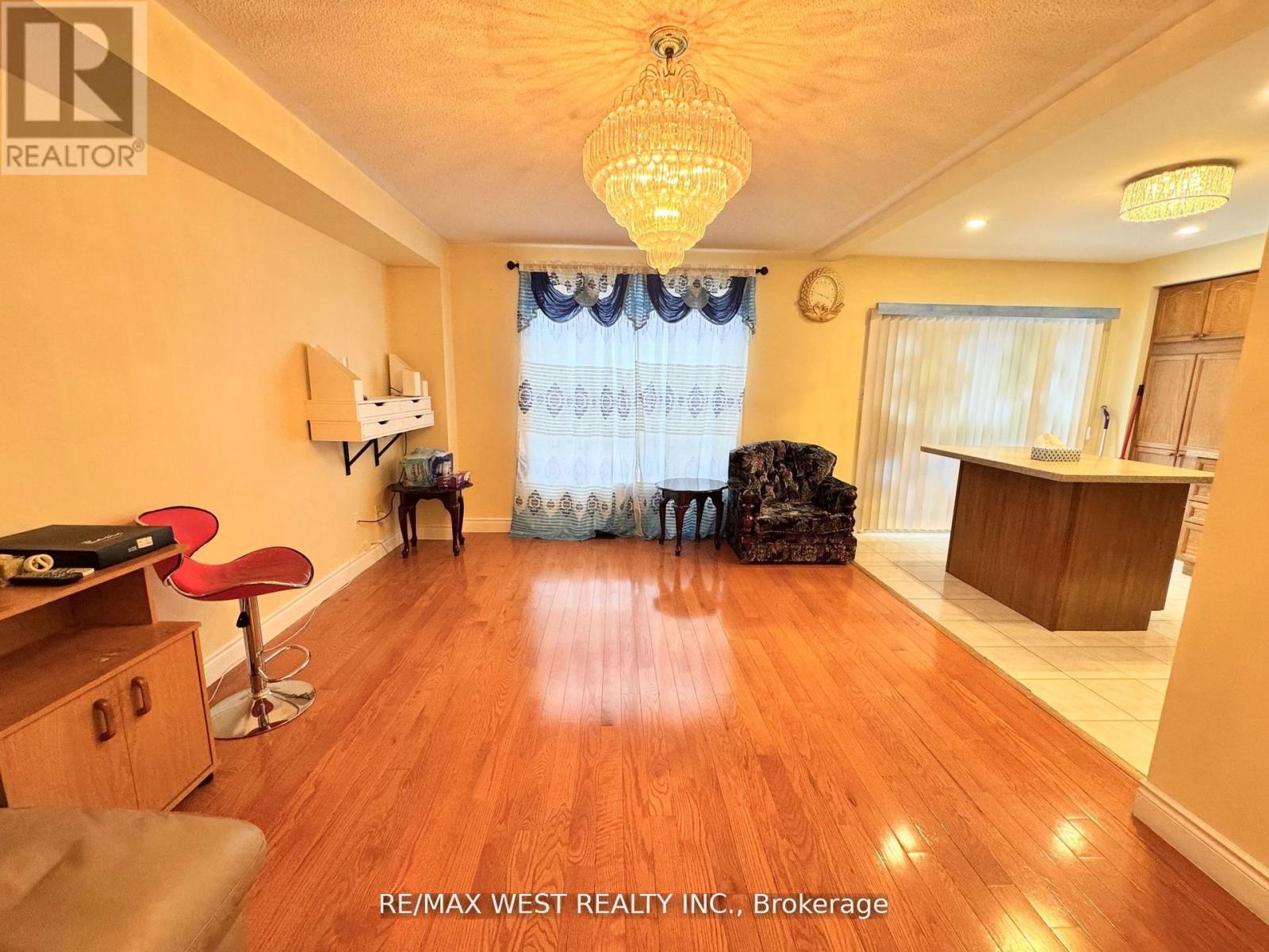 98 Four Seasons Circle, Brampton, Ontario  L7A 2A8 - Photo 9 - W12821108