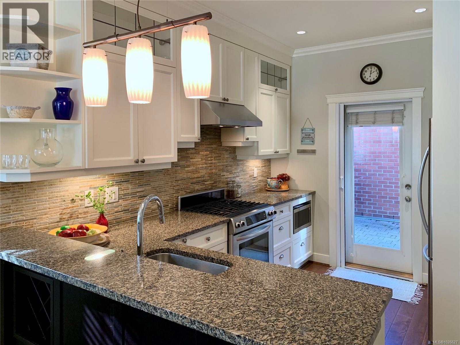 15 675 Superior St, Victoria, British Columbia  V8V 1V1 - Photo 11 - 1026627