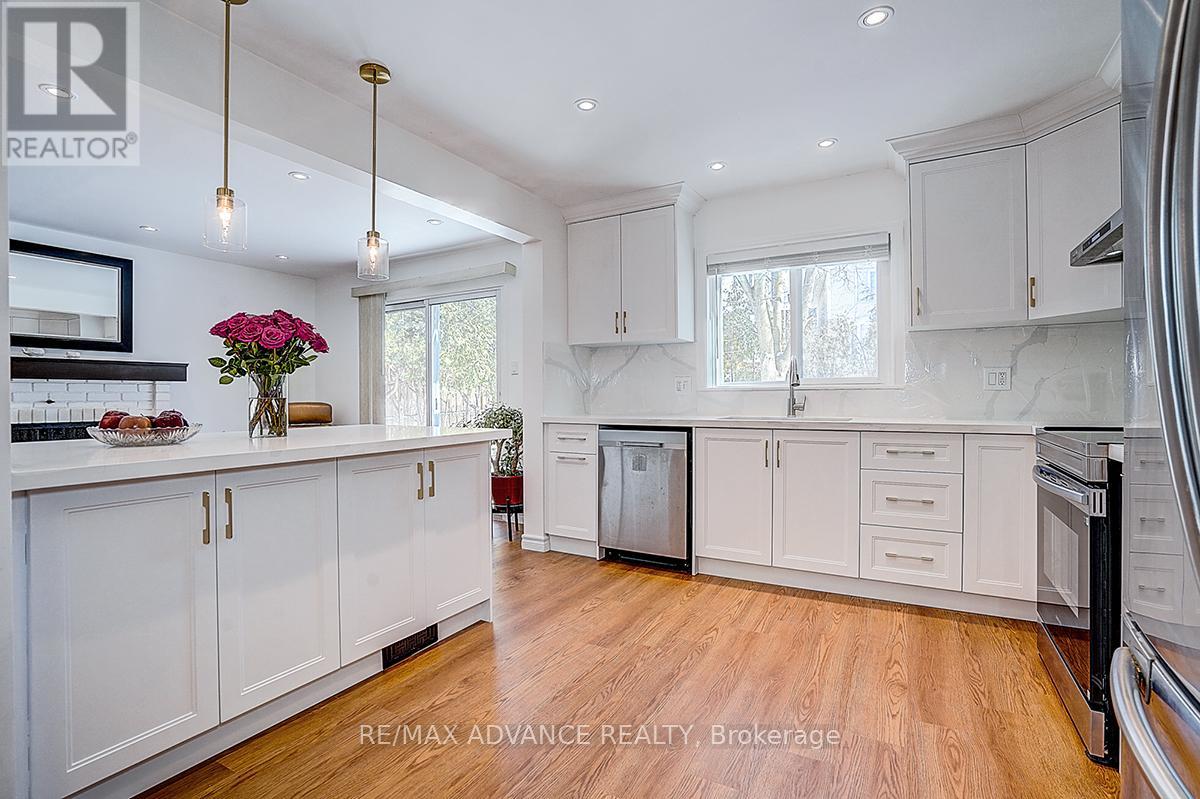 25 West Borough Street E, Markham, Ontario  L3T 4V6 - Photo 11 - N12821138