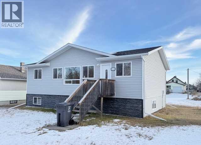111 1 Street N, Marwayne, Alberta  T0B 2W0 - Photo 1 - A2272850