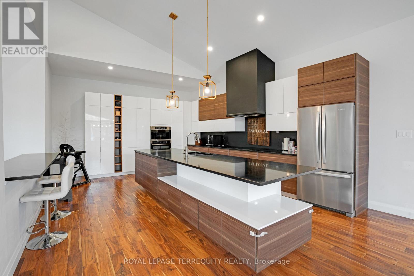 716 North Shore Boulevard E, Burlington, Ontario  L7T 1X6 - Photo 7 - W12820564