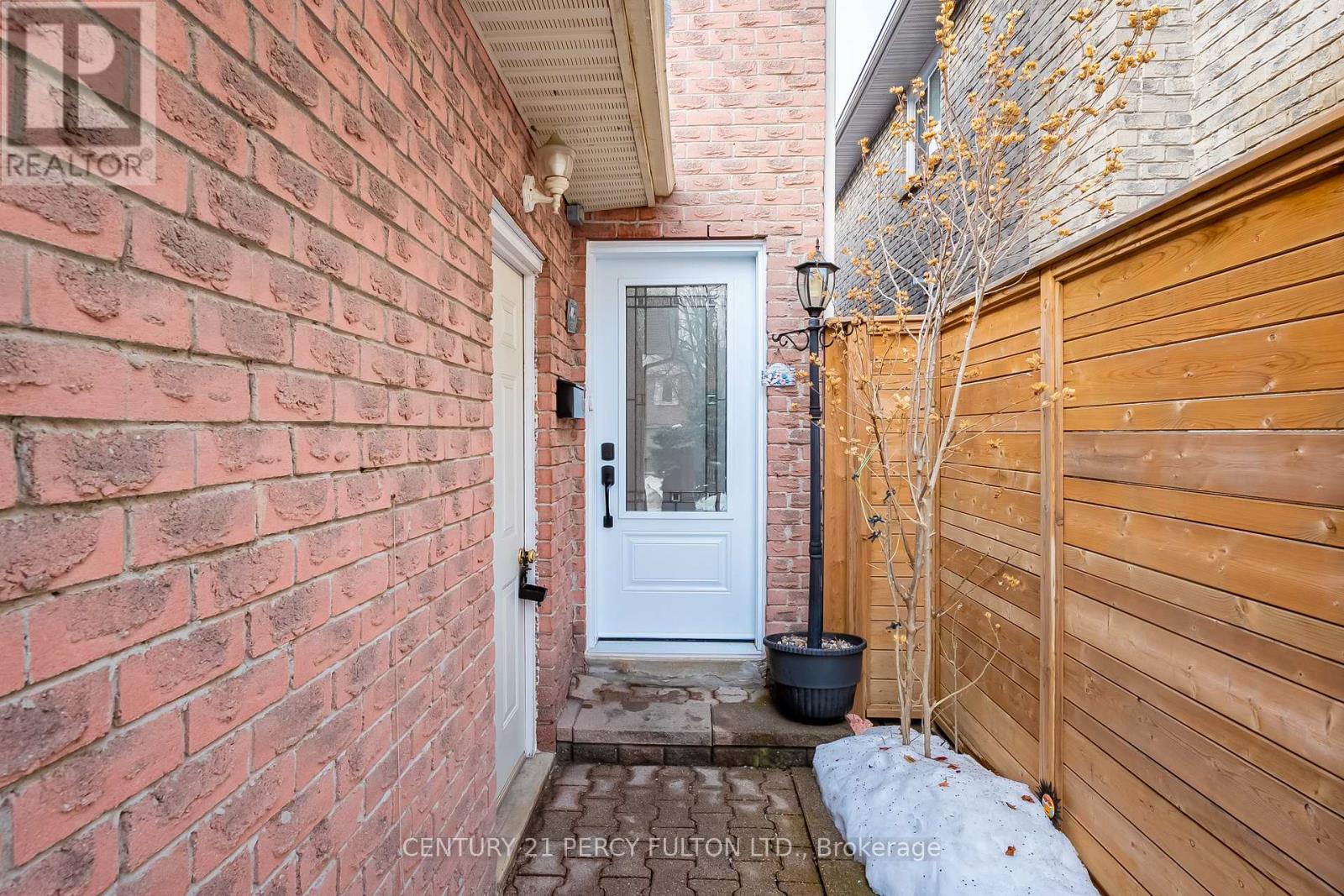 708 Abingdon Court, Pickering, Ontario  L1W 3M7 - Photo 3 - E12821246