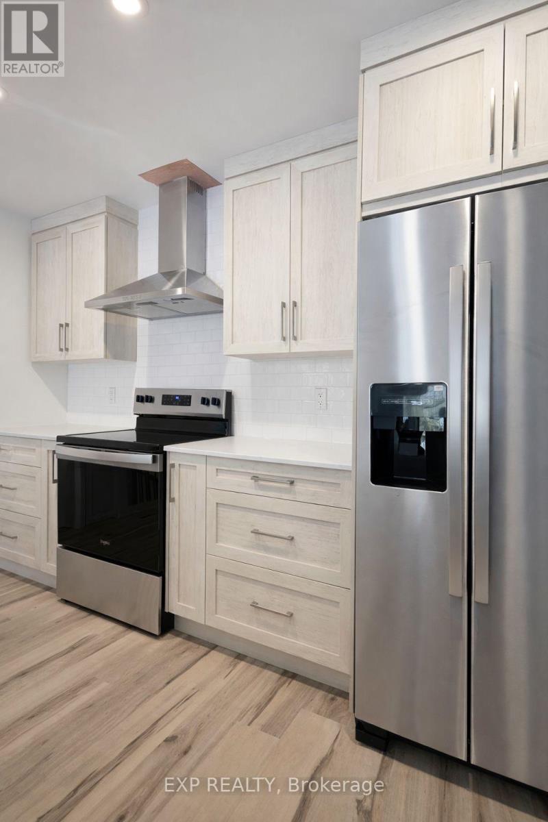 321 Voyageur Place, Russell, Ontario  K0A 1W0 - Photo 3 - X12370088