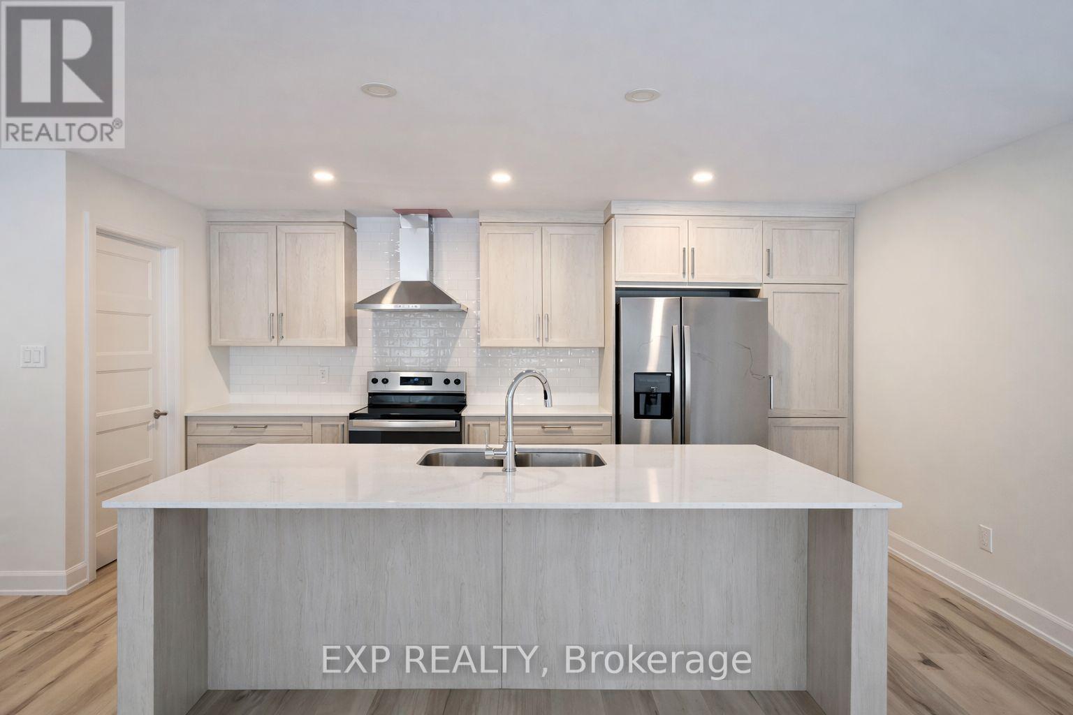 327 Voyageur Place, Russell, Ontario  K0A 1W0 - Photo 2 - X12370087